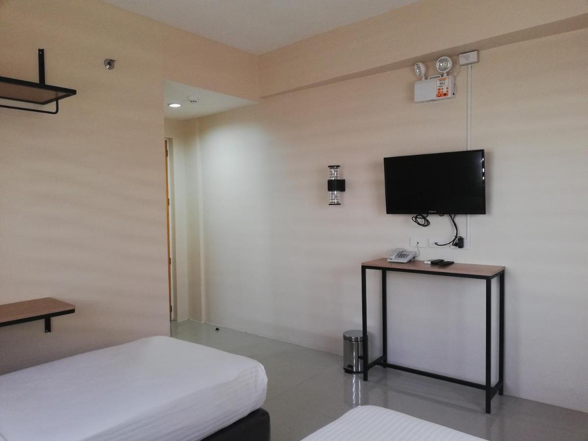 Eon Centennial Express Hotel Илоило Экстерьер фото